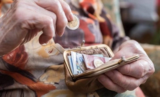 Μειώσεις στις συντάξεις έως και 350 ευρώ τον μήνα από το νέο χρόνο